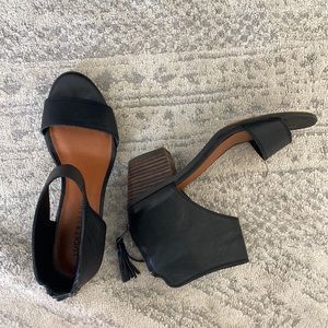Lucky brand low heel open toe sandal 8.5